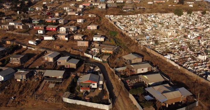 Gobierno presenta plan de desalojo de megatoma: no iniciará antes de enero