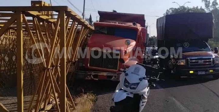 Camión embiste restos de puente peatonal en la salida a Quiroga
