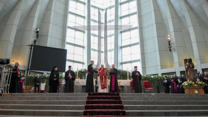 Calurosa acogida de los libaneses al Papa León en el «País Mensaje»