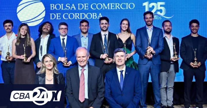 La Bolsa de Comercio distinguió a egresados de la UNC