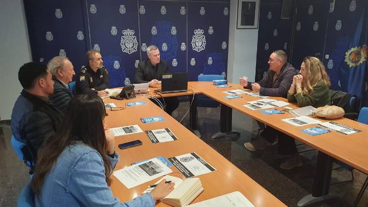 La Policía Nacional se reúne con patronales de comercios del Paseo Marítimo de Palma para analizar la seguridad con la llegada de la Navidad