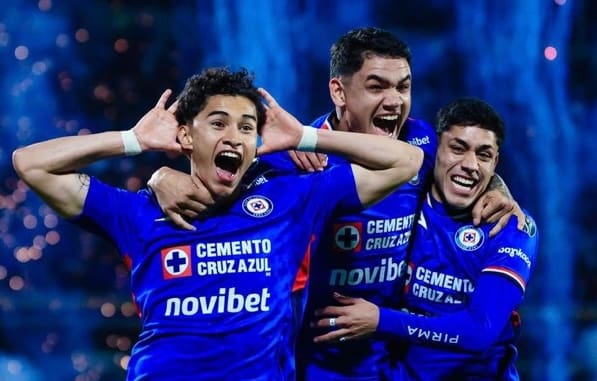 Cruz Azul le quita la esperanza a Chivas y avanza a semifinales; ¡Chicharito falló penal!