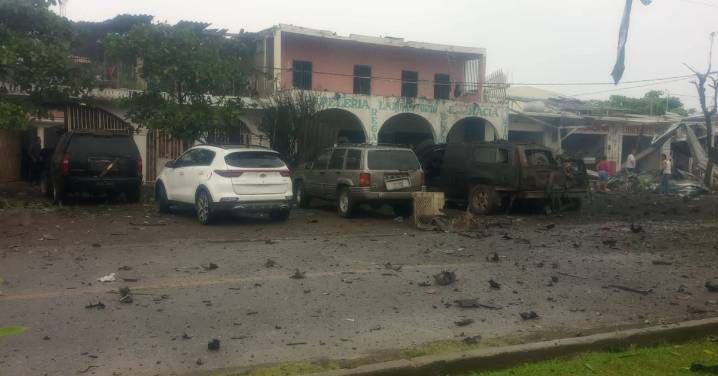 Explota coche-bomba frente a sede de Policía comunitaria de Coahuayana