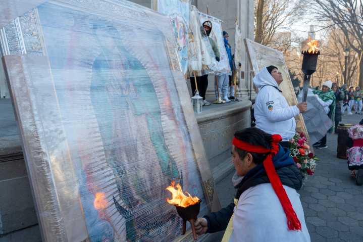 Mexicanos en NY desafían al ICE para rendir homenaje a la Virgen de Guadalupe