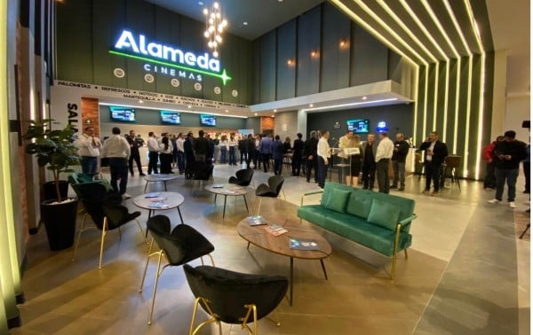 Cortan listón de nuevo cine VIP en Alameda