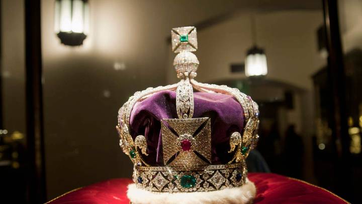 Activists Throw Custard Over Case Containing UK's Crown Jewels