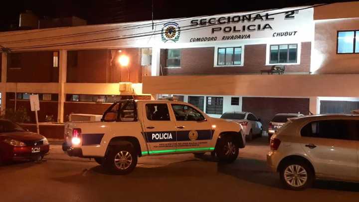 Una pareja le robó el celular a un chofer de aplicación
