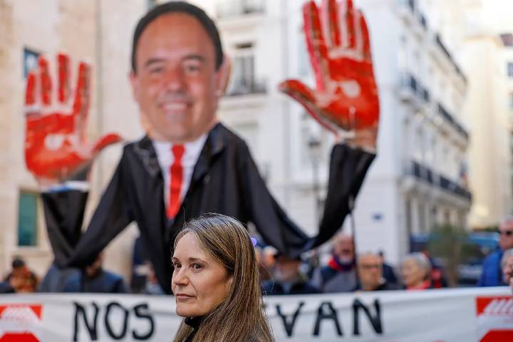 Las víctimas de la dana no se reunirán con Llorca hasta que no exija a Mazón el acta de diputado
