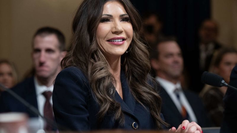 Demócratas fustigan a Noem y le piden que renuncie en una audiencia en el Congreso