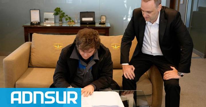 Milei firmó el proyecto de reforma laboral: el texto completo de la ley y un gesto para la CGT