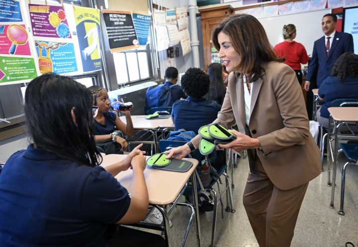 El 92% de educadores aprueban prohibición de celulares en escuelas y reportan mejoras