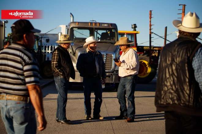 A botas y sombrero, paralizan la garita comercial en Mexicali por Ley de Aguas