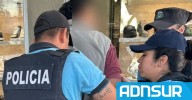 21:41 Chubut: detuvieron a un hombre con pedido de captura tras ser visto descartando objetos en la calle