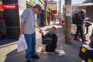 Roban patín de Víctor Serrano, influencer con discapacidad