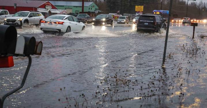 Crews battle widespread flooding in Washington