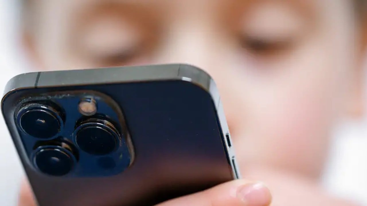 Antes de darle un celular a su hijo, conozca la edad recomendada y los riesgos del uso temprano