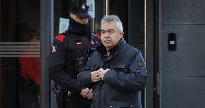 El look de Santos Cerdán para ir a declarar: zapatillas de Prada de 275 euros y chaqueta de más de 500