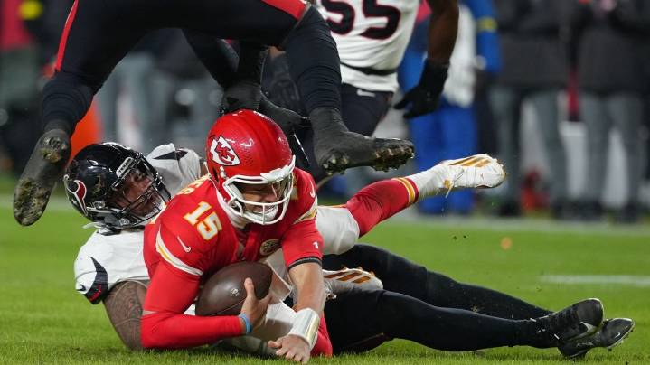 10 months after Super Bowl, Mahomes and Hurts struggle in historic week of turnovers