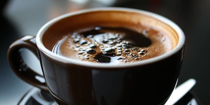 Cuántas tazas de café sin azúcar se pueden consumir diariamente sin riesgos