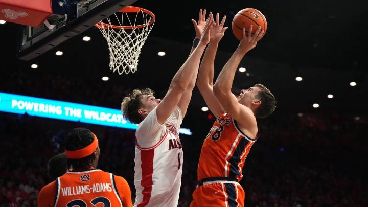 Peat scores 18 points, No. 2 Arizona blows out No. 20 Auburn 97