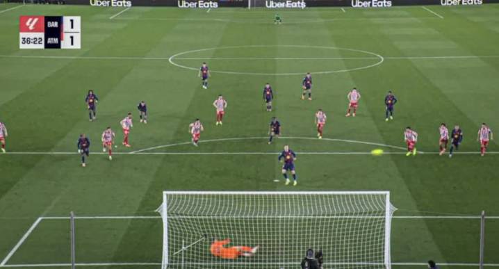 Robert Lewandowski falla de manera insólita su penal hoy en el Barcelona vs Atlético de Madrid 