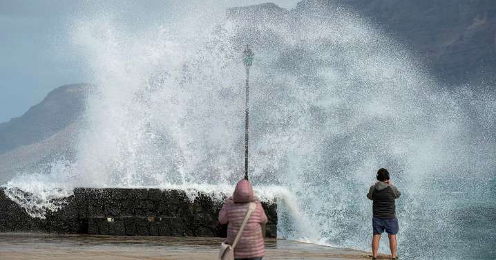 Muere uno de los dos pescadores arrastrados por un golpe de mar en la costa de Lanzarote