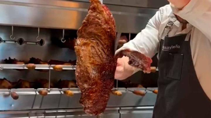 Aterriza en Asturias el restaurante para amantes del pollo, cerdo y ternera: "Maestros churrasqueros llevan la carne a la mesa que se puede repetir tantas veces como desee el comensal y guarniciones i