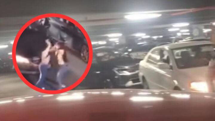 MOMENTO EXACTO en que colapsa el tráfico en Galerías Monterrey; mujeres pelean