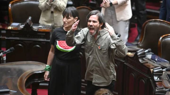 Jura caliente en Diputados: cánticos cruzados, provocaciones y una sesión con clima de cancha, con Milei como espectador activo