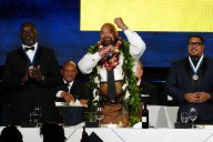 Former Oregon defensive lineman Haloti Ngata inducted into College Football Hall of Fame