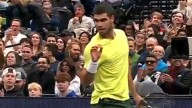 Carlos Alcaraz firma un punto extraterrestre en la exhibición ante Tiafoe: tweener, globo y golpe de espaldas