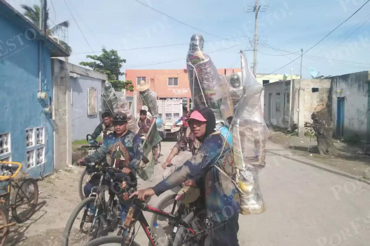 Roban celular y dinero a peregrino mientras dormía en el parque principal de Sabancuy