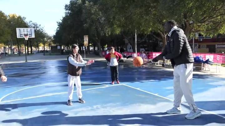 Sanz inaugura la pista de baloncesto de la avenida Jiménez