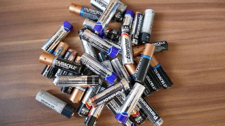 Si tienes pilas gastadas en casa, tienes un tesoro: por qué y cómo reciclarlas con esta maravillosa idea