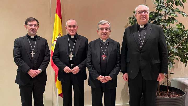 El nuncio apostólico, Piero Pioppo, recibido por la cúpula de la Conferencia Episcopal tras aterrizar en España