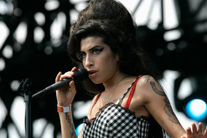 Padre de Amy Winehouse demanda a dos amigas de la cantante por subastar objetos sin su permiso