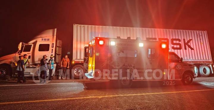 Se registran dos accidentes de tráileres, en la autopista Siglo XXI