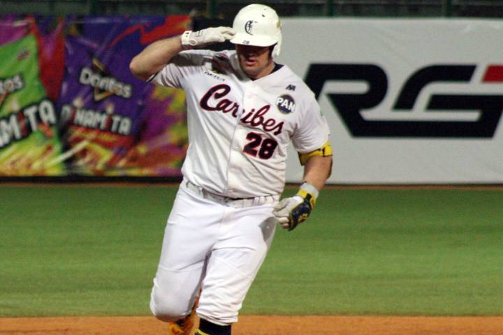 Balbino Fuenmayor saca la bola y se da la mano con dos leyendas jonroneras de la LVBP [+VIDEO]