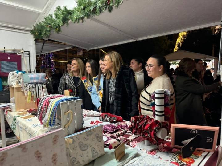 La Navidad brilla en Almassora con el mágico encendido y la inauguración de la Fira de Comerç de Nadal
