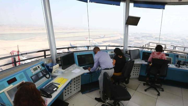Controladores aéreos exigen aumento salarial de 65% y contratación de más personal