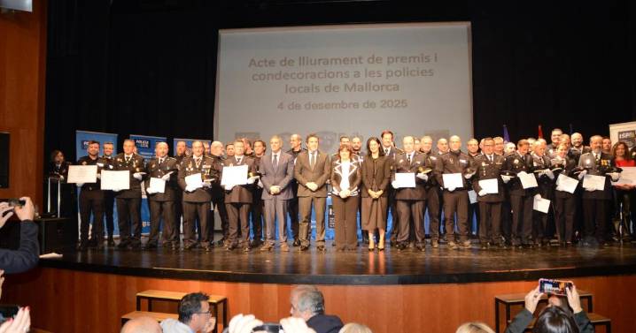 El Govern entrega 25 cruces al Mérito Policial a policías locales de Mallorca