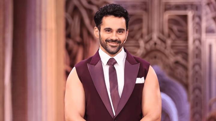 Abhishek Bajaj Poses With Salman Khan At Bigg Boss 19 Bash