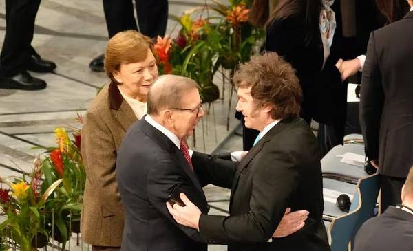 Sin la foto con Machado, Milei vuelve a Argentina