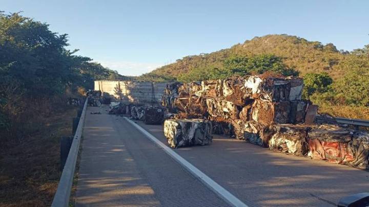 Vuelca tráiler cargado de chatarra y obstruye la autopista a la altura de Rosario