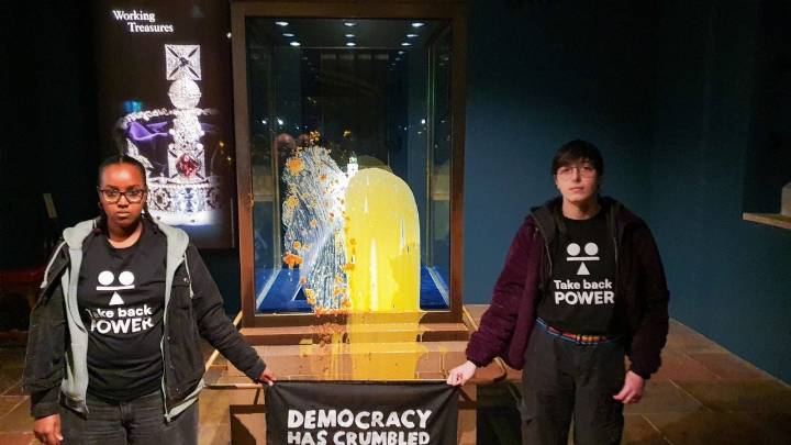 Detienen a cuatro personas por arrojar comida a vitrina con joyas de la Corona en la Torre de Londres