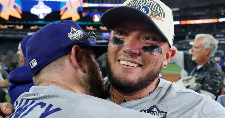 World Series hero Miguel Rojas agrees to return to Dodgers on one