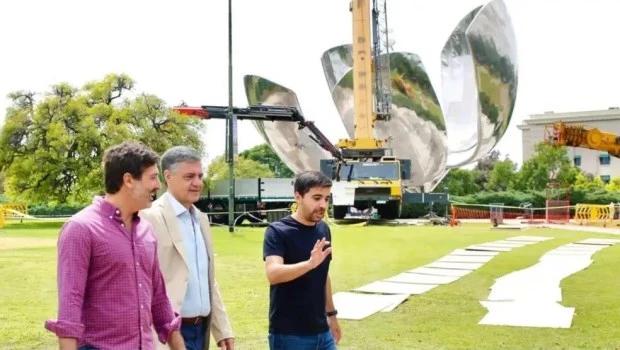 Restauraron los dos pétalos de la Floralis Genérica