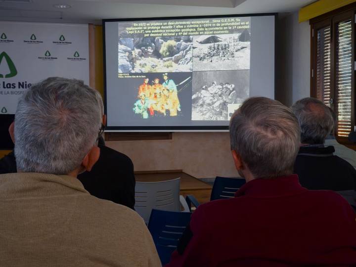 La mayor cavidad subterránea de Andalucía se da a conocer en la sede de la Mancomunidad de Sierra de las Nieves