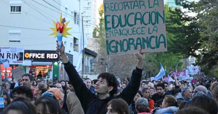 Una semana de paro universitario en Neuquén y Río Negro: docentes rechazan la reforma laboral y piden recomposición salarial