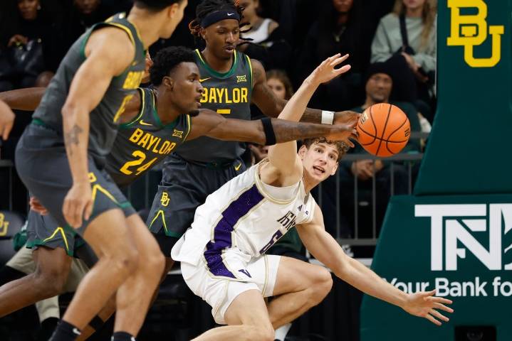 Deadspin | Hannes Steinbach turning heads as Washington preps for Southern Utah